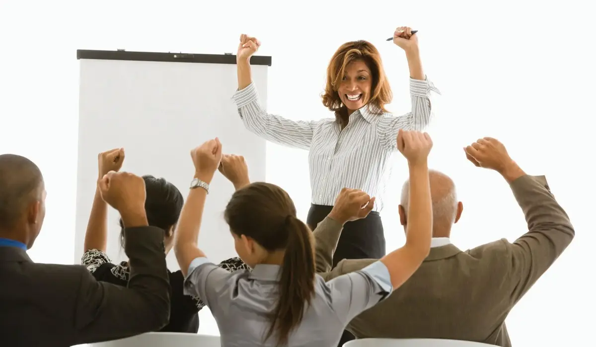 How Does the Mariano Iduba Leadership Style Differ from Traditional Management?