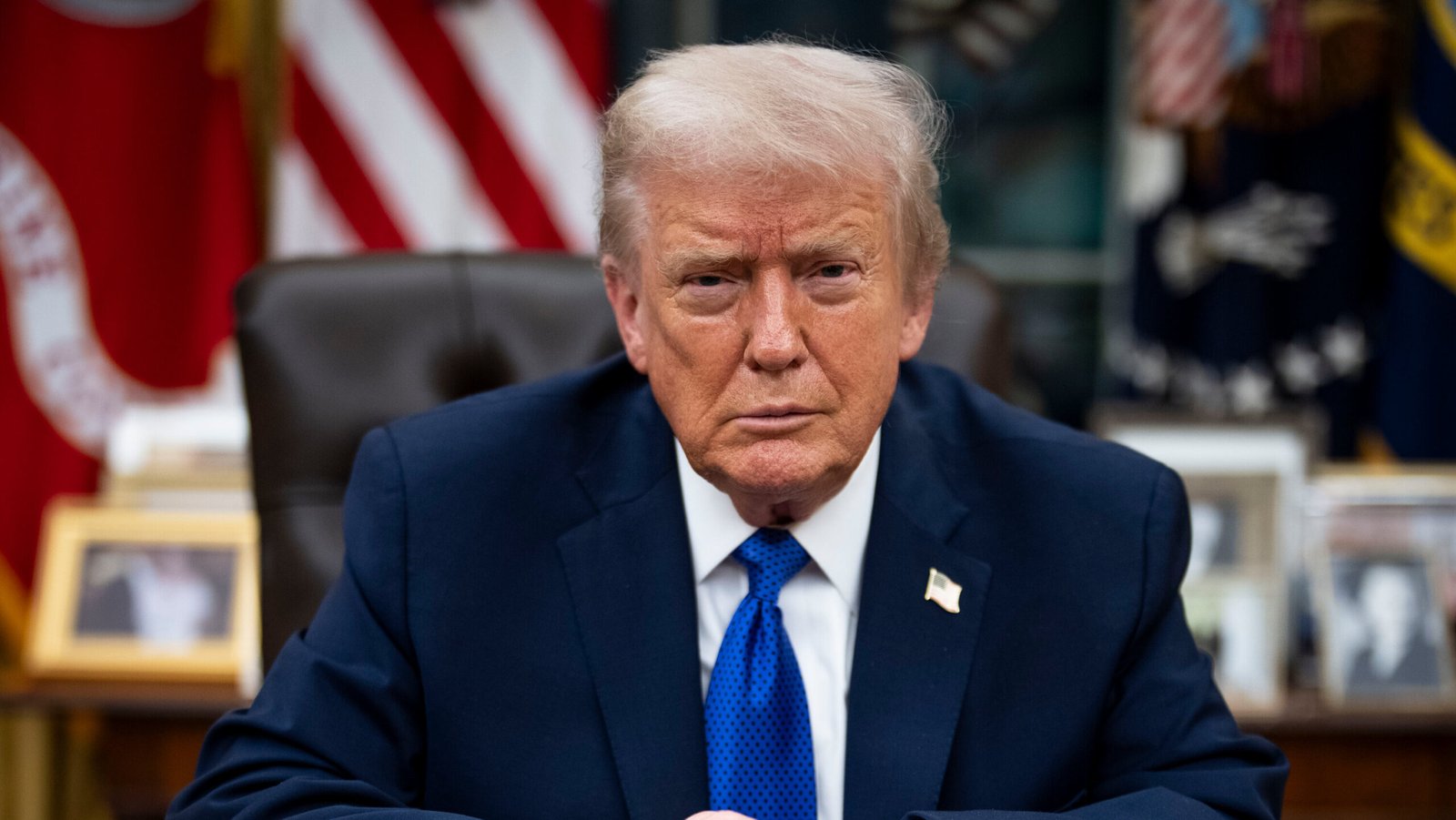 Donald Trump biography – US President sitting in Oval Office, Marianoiduba